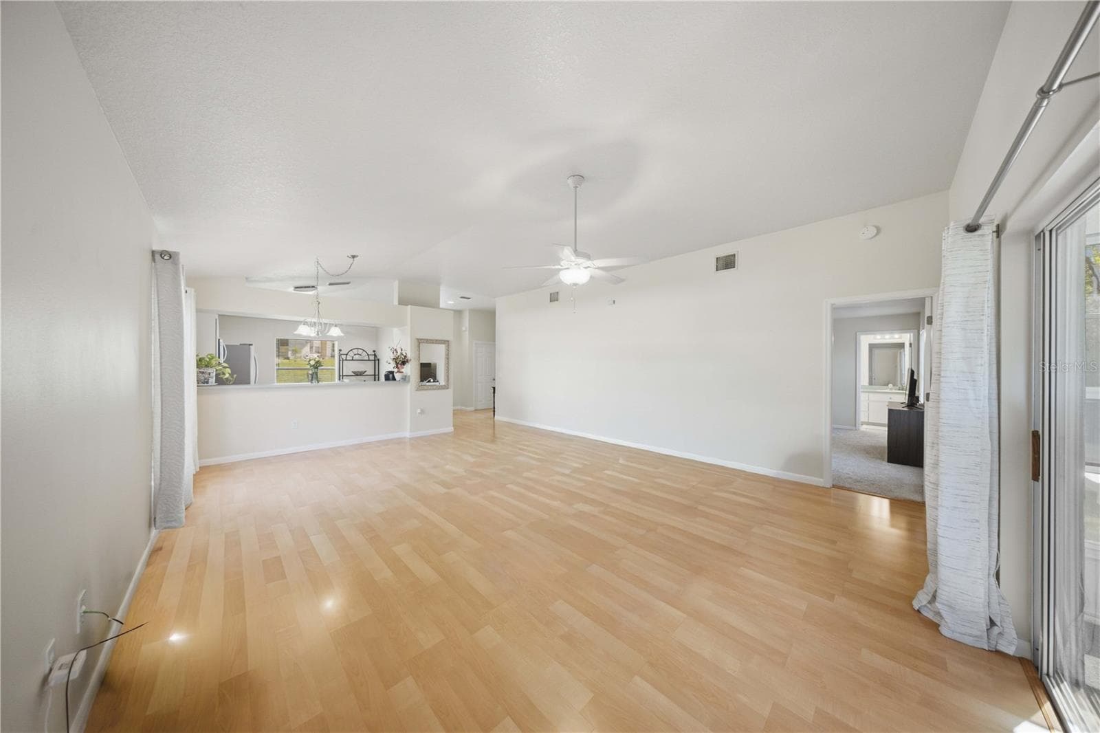 Single Family Residence at 638 W BARRYMORE DR, BEVERLY HILLS, photo 3 of 19