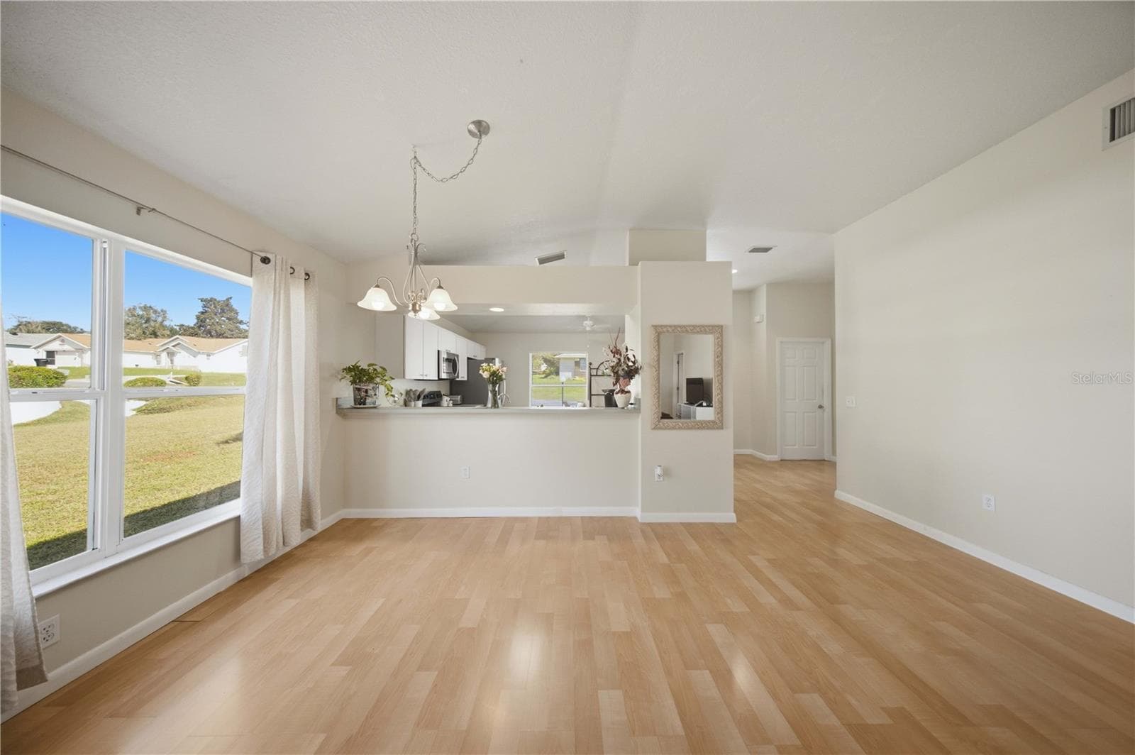 Single Family Residence at 638 W BARRYMORE DR, BEVERLY HILLS, photo 4 of 19