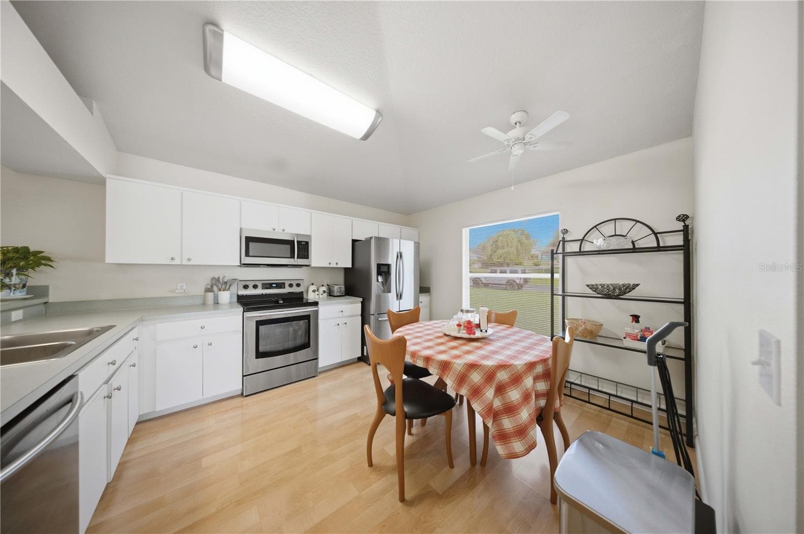 Single Family Residence at 638 W BARRYMORE DR, BEVERLY HILLS, photo 5 of 19
