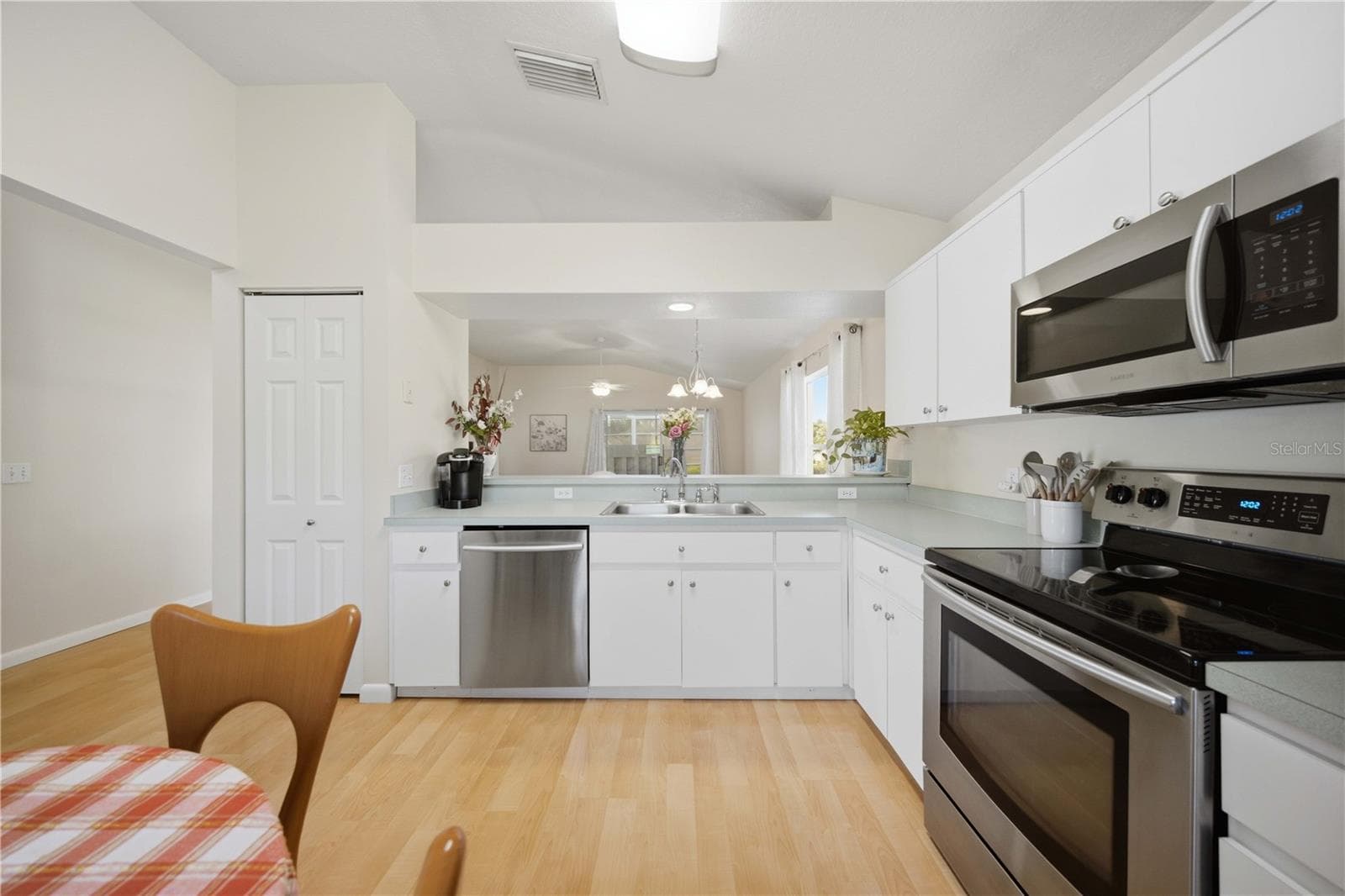 Single Family Residence at 638 W BARRYMORE DR, BEVERLY HILLS, photo 7 of 19
