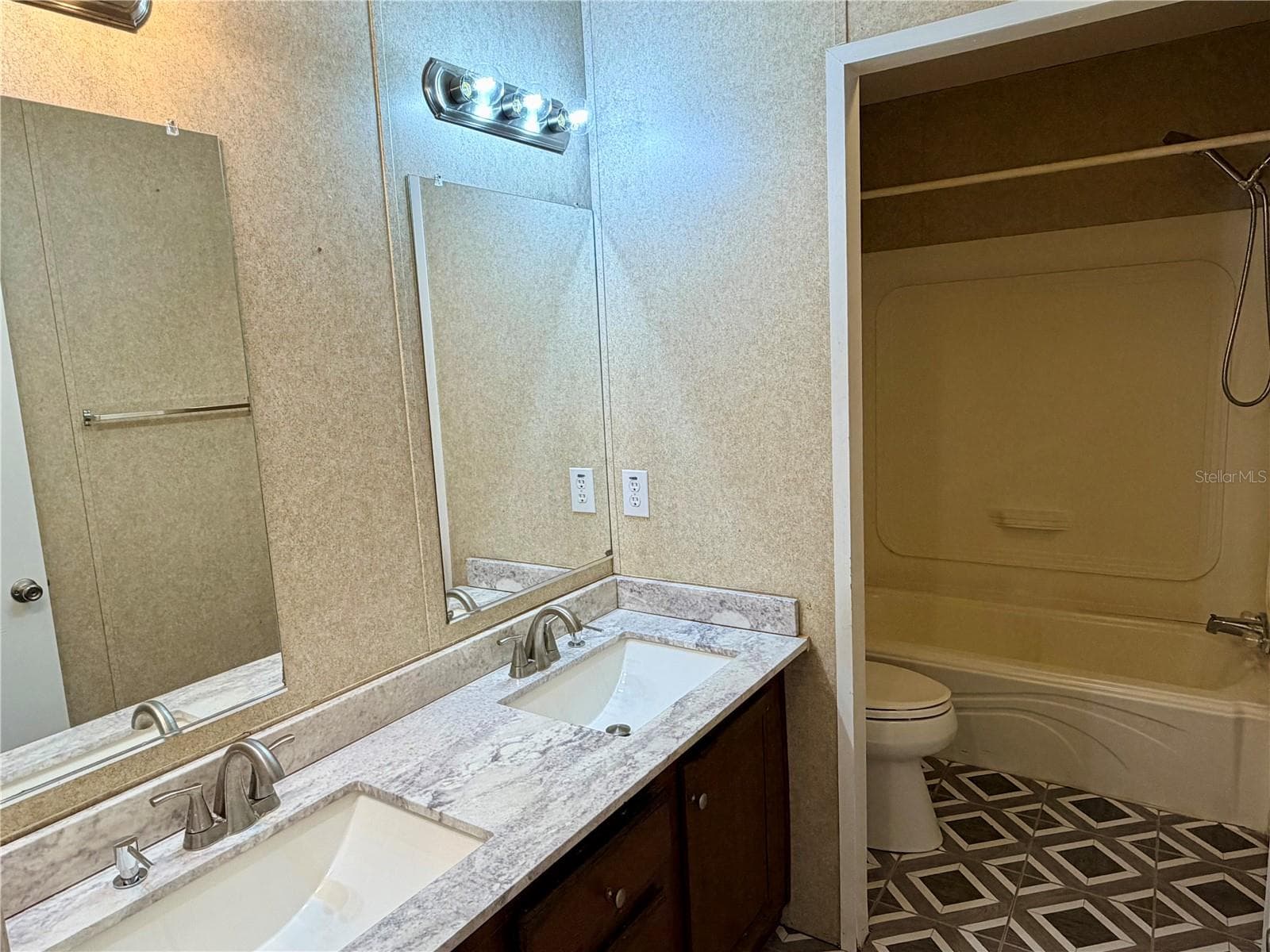 Manufactured Home at 664 SW KENTUCKY ST, FORT WHITE, photo 22 of 40