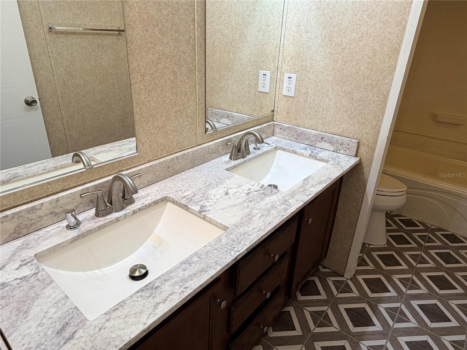 Manufactured Home at 664 SW KENTUCKY ST, FORT WHITE, photo 23 of 40