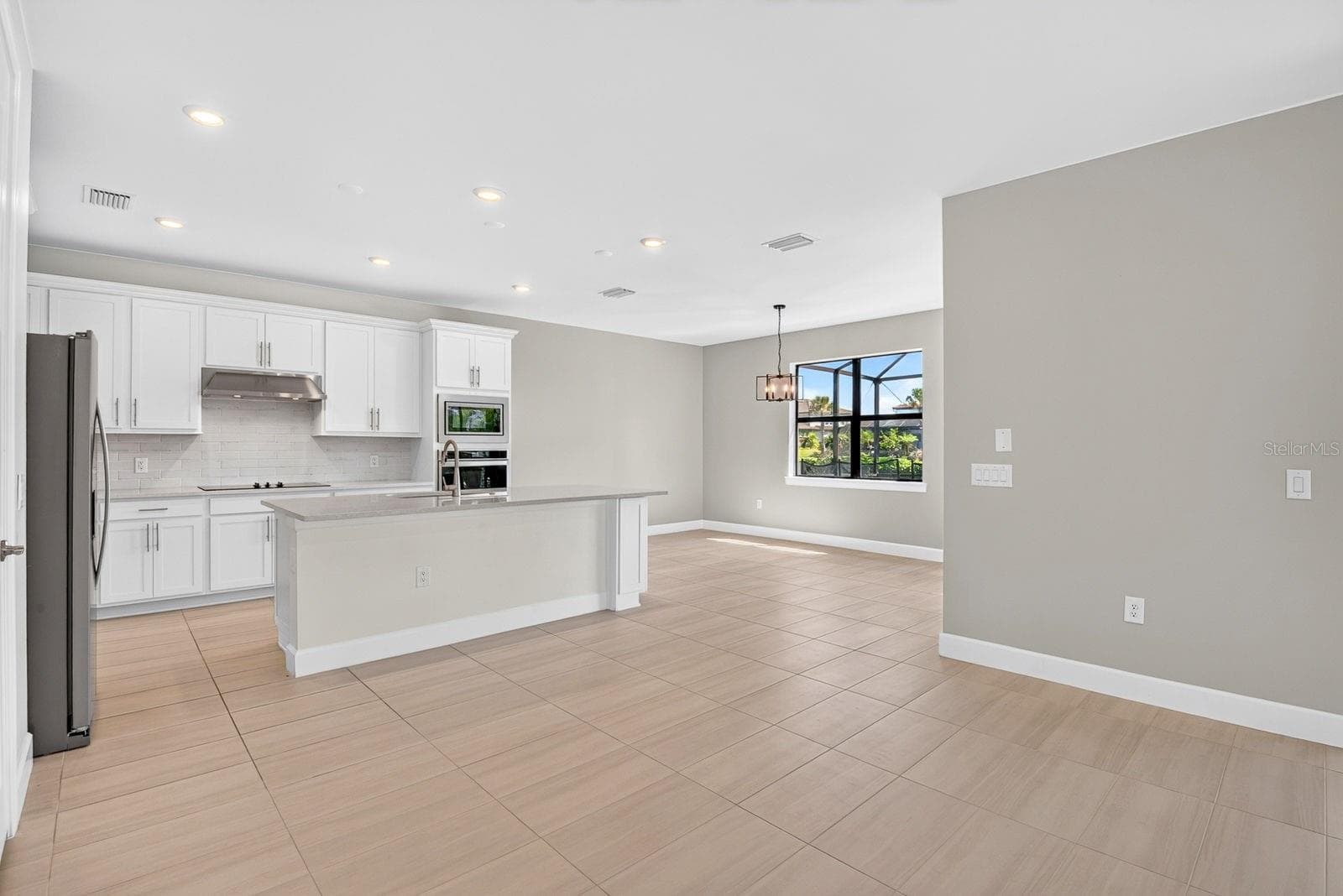 Kitchen and family room - 16320 HIDDEN OAK LOOP, BRADENTON