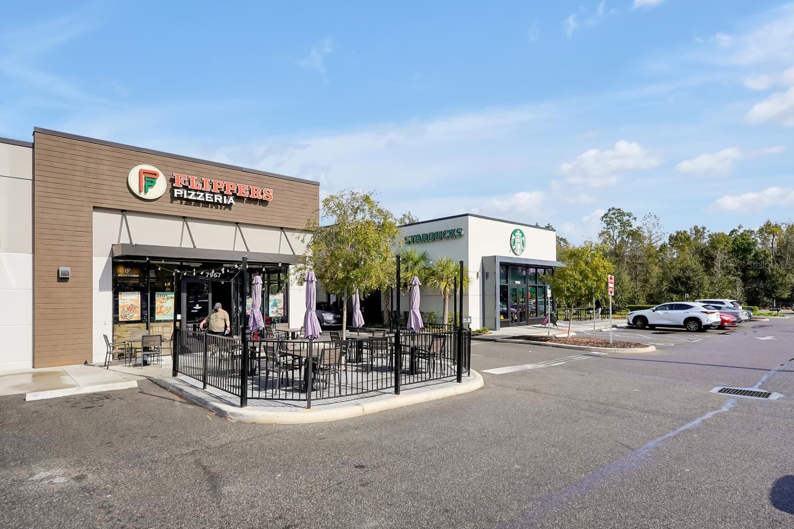 SHOPPING AT ENTRANCE OF COMMUNITY - 7692 SOMERSWORTH DR, KISSIMMEE