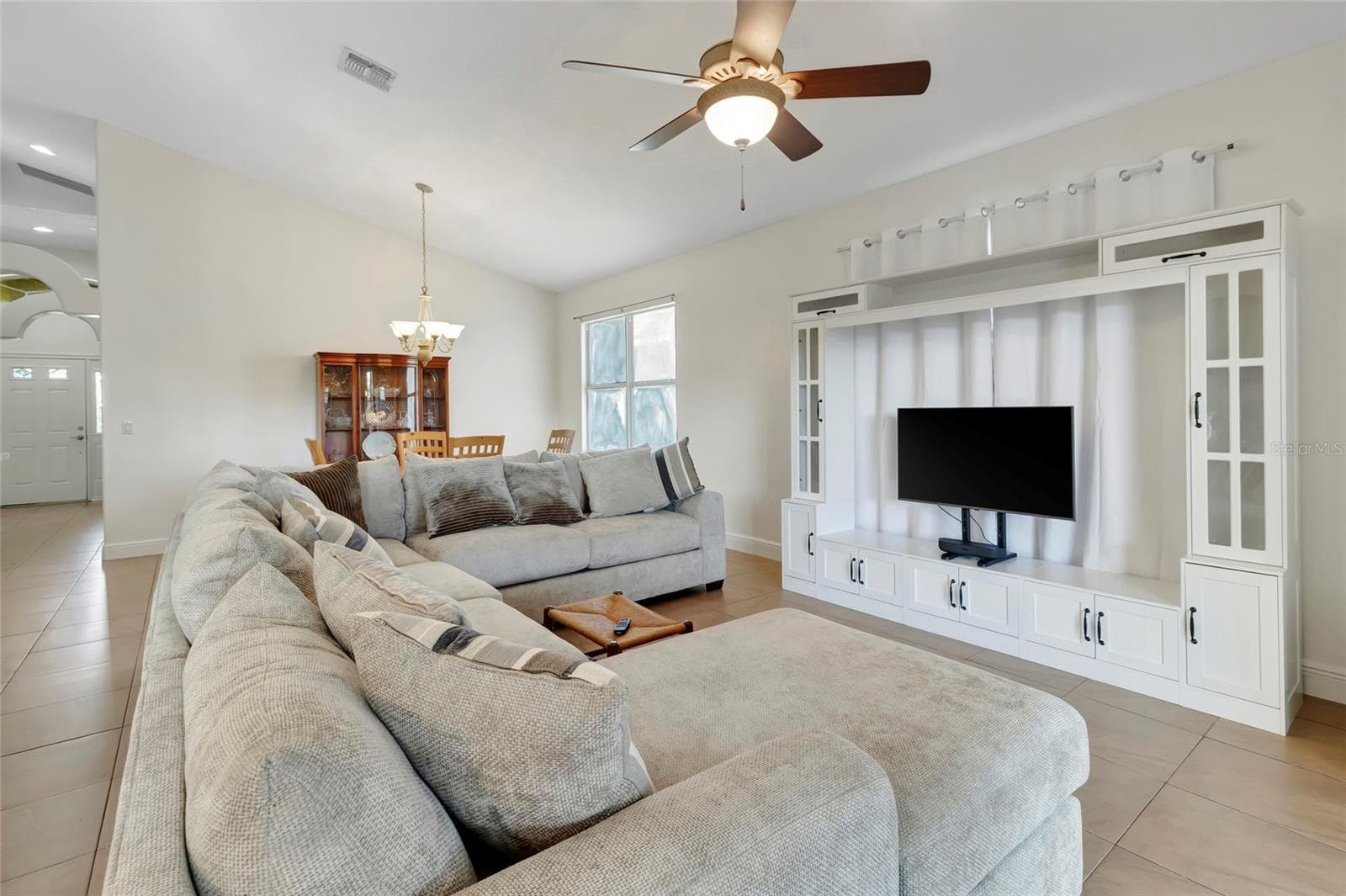 Spacious living room - 4877 GRASSY KNOLL DR, TAVARES