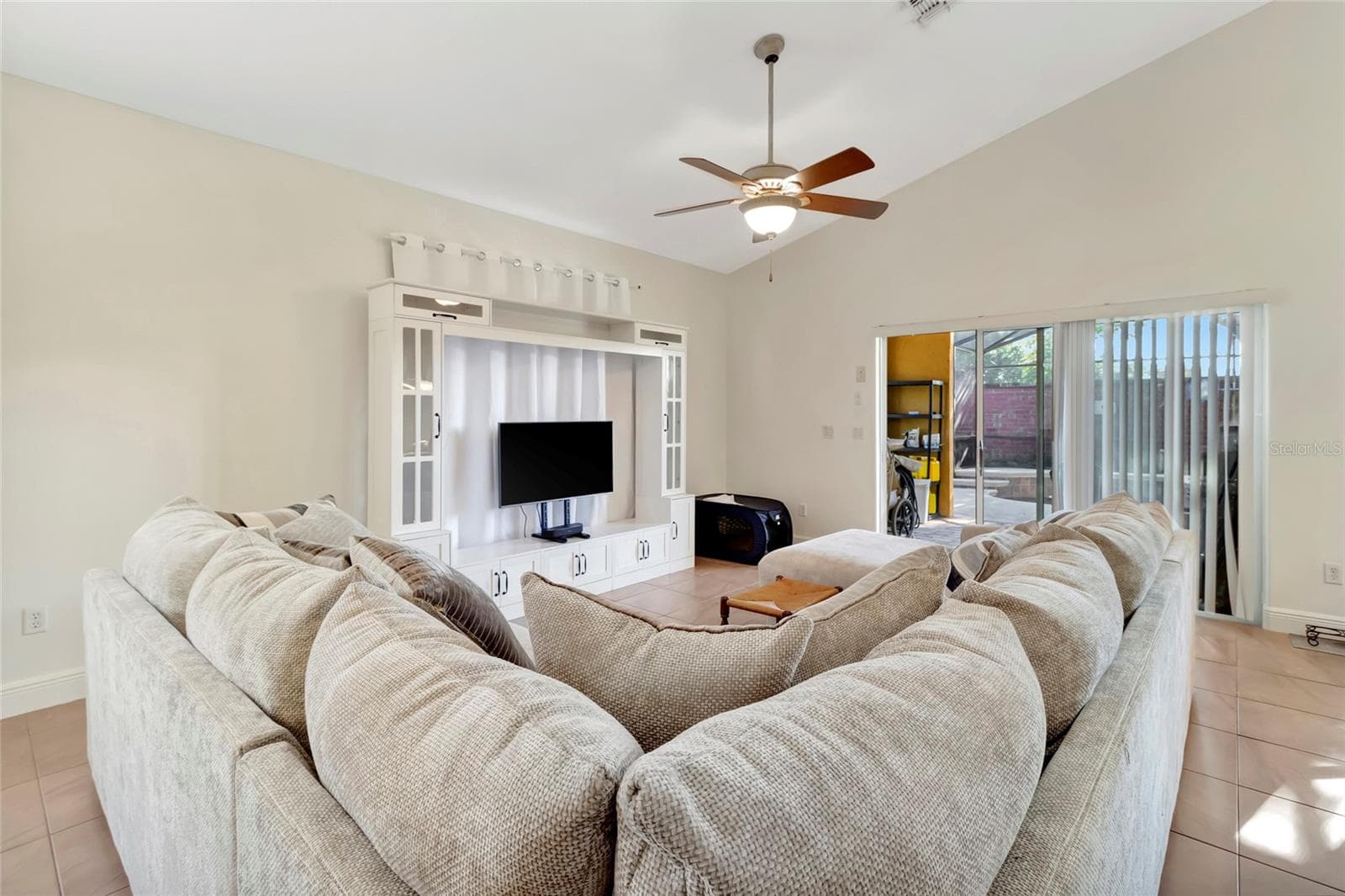 Bright light and cathedral ceilings - 4877 GRASSY KNOLL DR, TAVARES