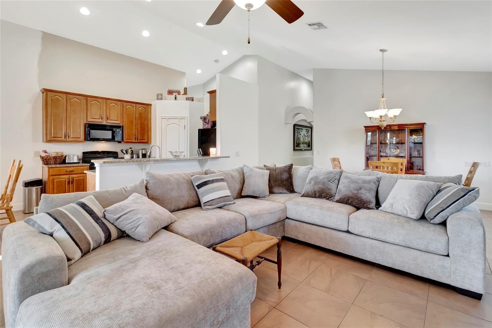 Spacious design - 4877 GRASSY KNOLL DR, TAVARES