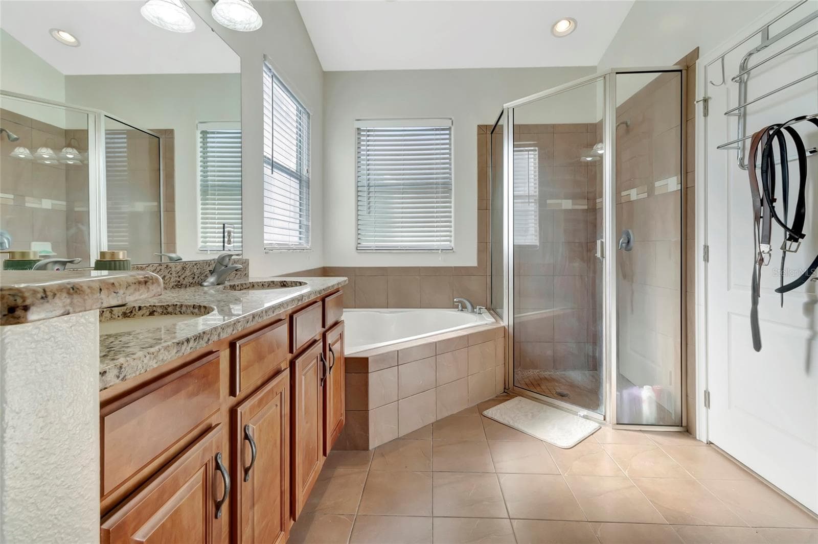 Garden tub and walk in shower - 4877 GRASSY KNOLL DR, TAVARES