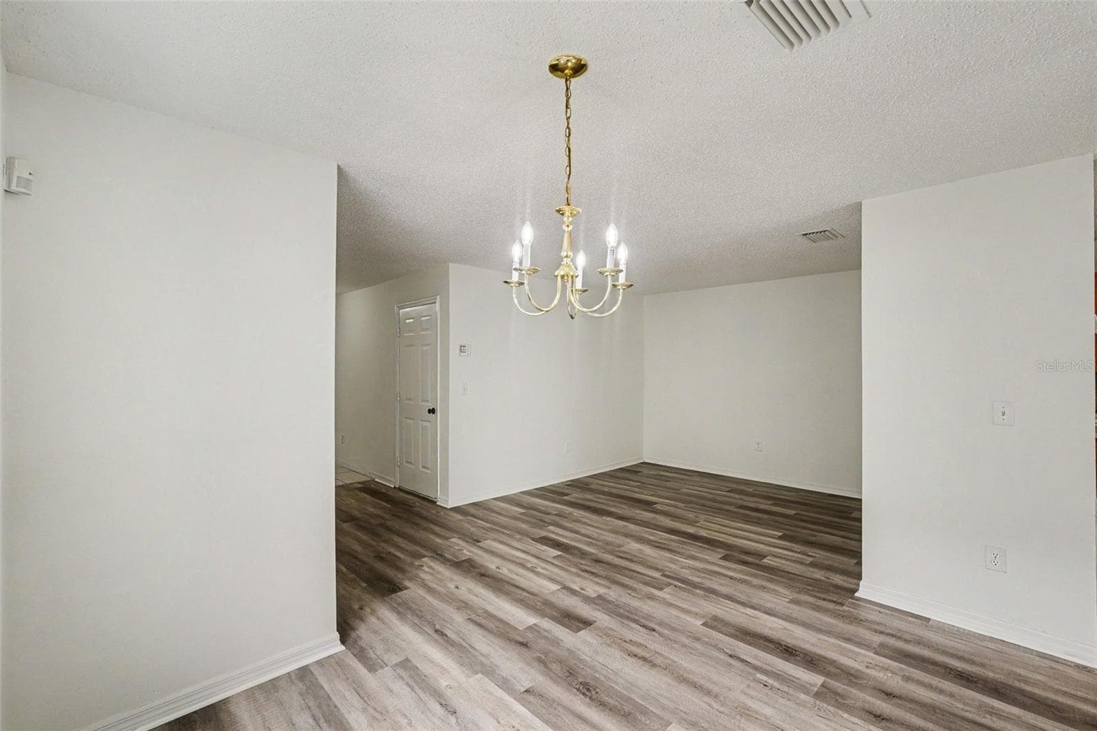 Townhouse at 8419 EDGEWATER PLACE BLVD, TAMPA, photo 7 of 33