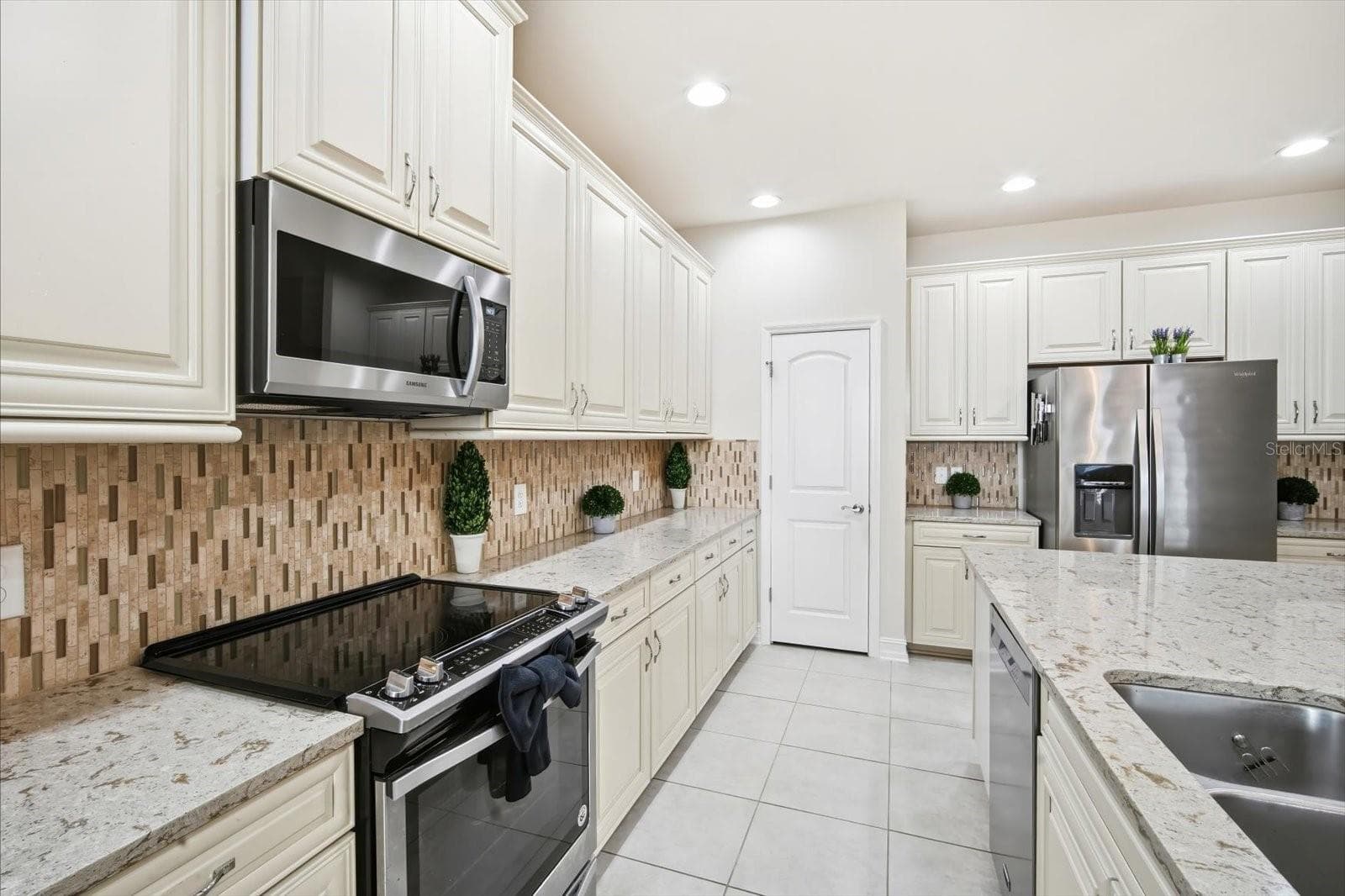 Spacing Kitchen - 13821 FAIRWAY BUNKER DR, TAMPA