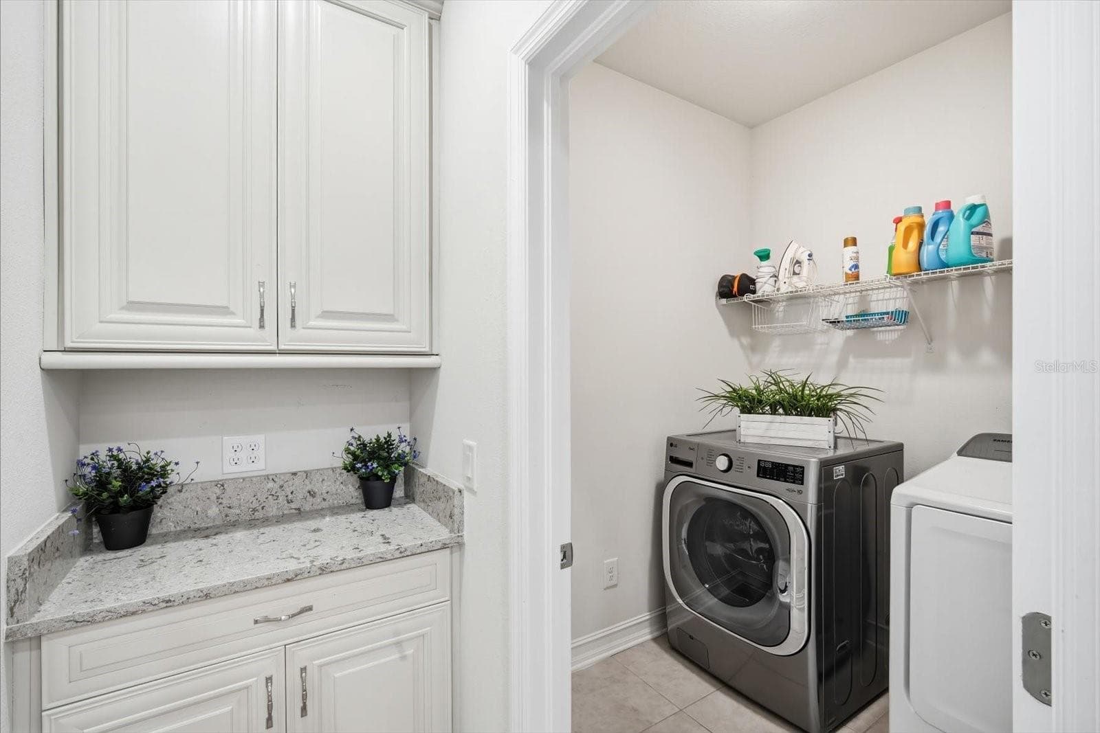 Butler Pantry next to Laundry Room - 13821 FAIRWAY BUNKER DR, TAMPA