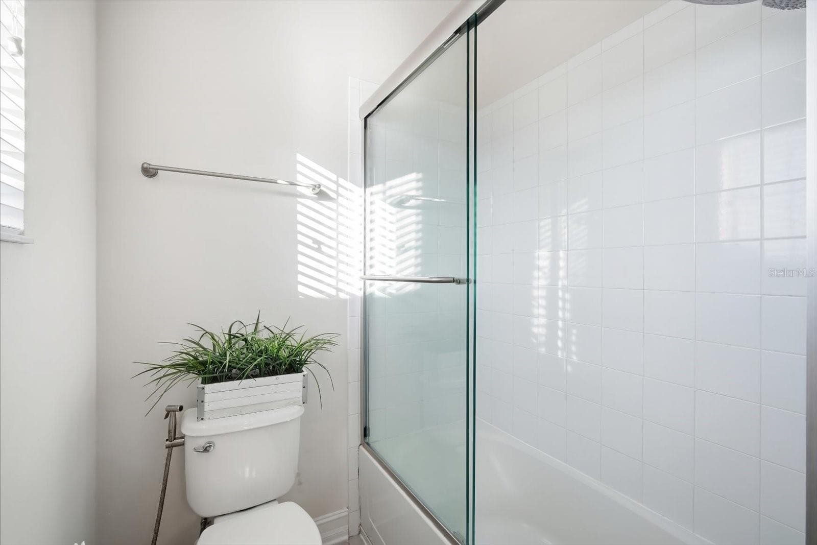 Upstairs: Guest Bathroom w/Dual Sink - 13821 FAIRWAY BUNKER DR, TAMPA