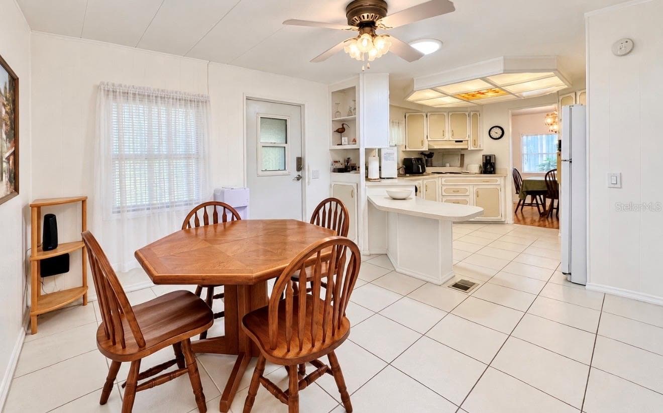Dinette area off kitchen - 1100 BELCHER RD S #663, LARGO