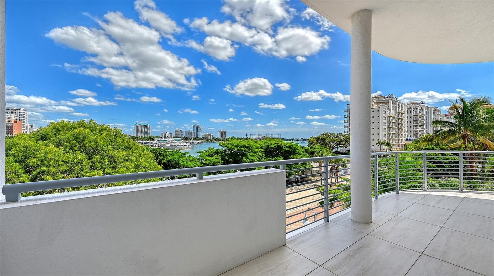 Large wrap around front lanai - 609 GOLDEN GATE PT #301, SARASOTA