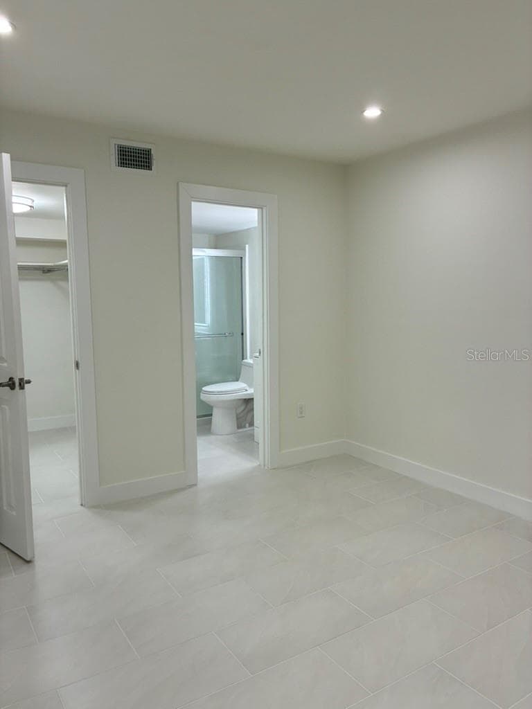Master bedroom bath and walk-in closet - 5999 VILLAGE CIR #990, ORLANDO