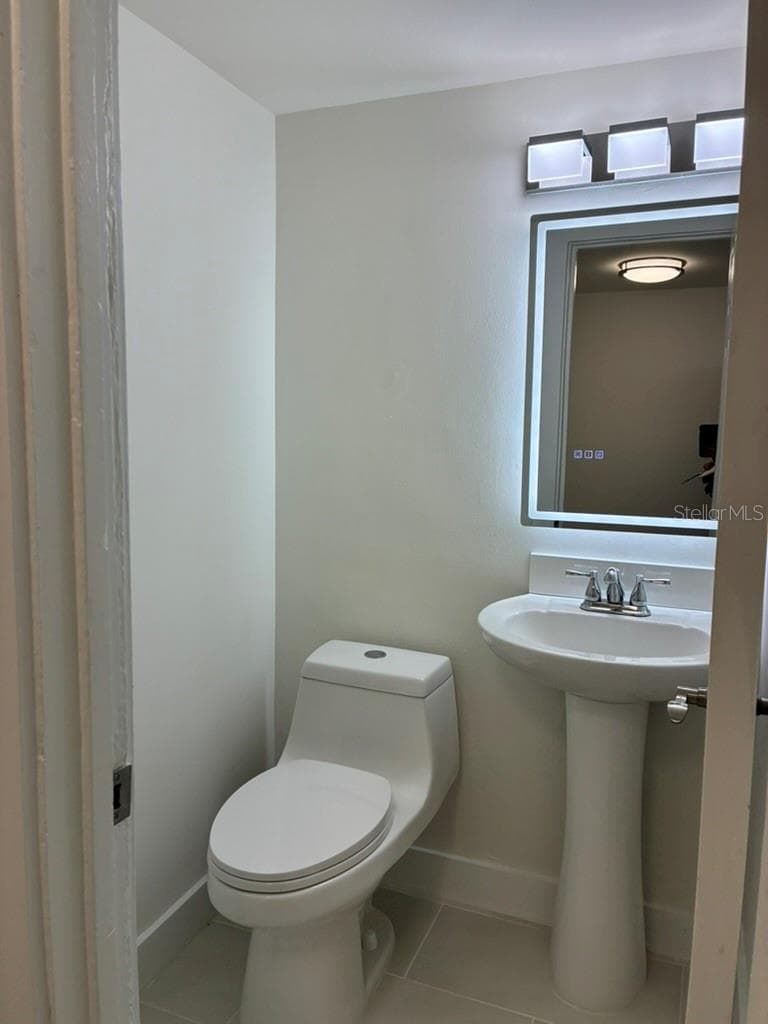Half-bath at unit entry - 5999 VILLAGE CIR #990, ORLANDO