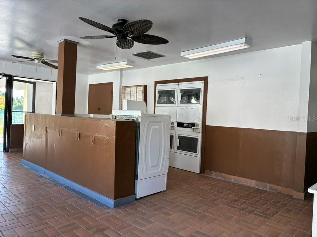 Community laundromat - 5999 VILLAGE CIR #990, ORLANDO
