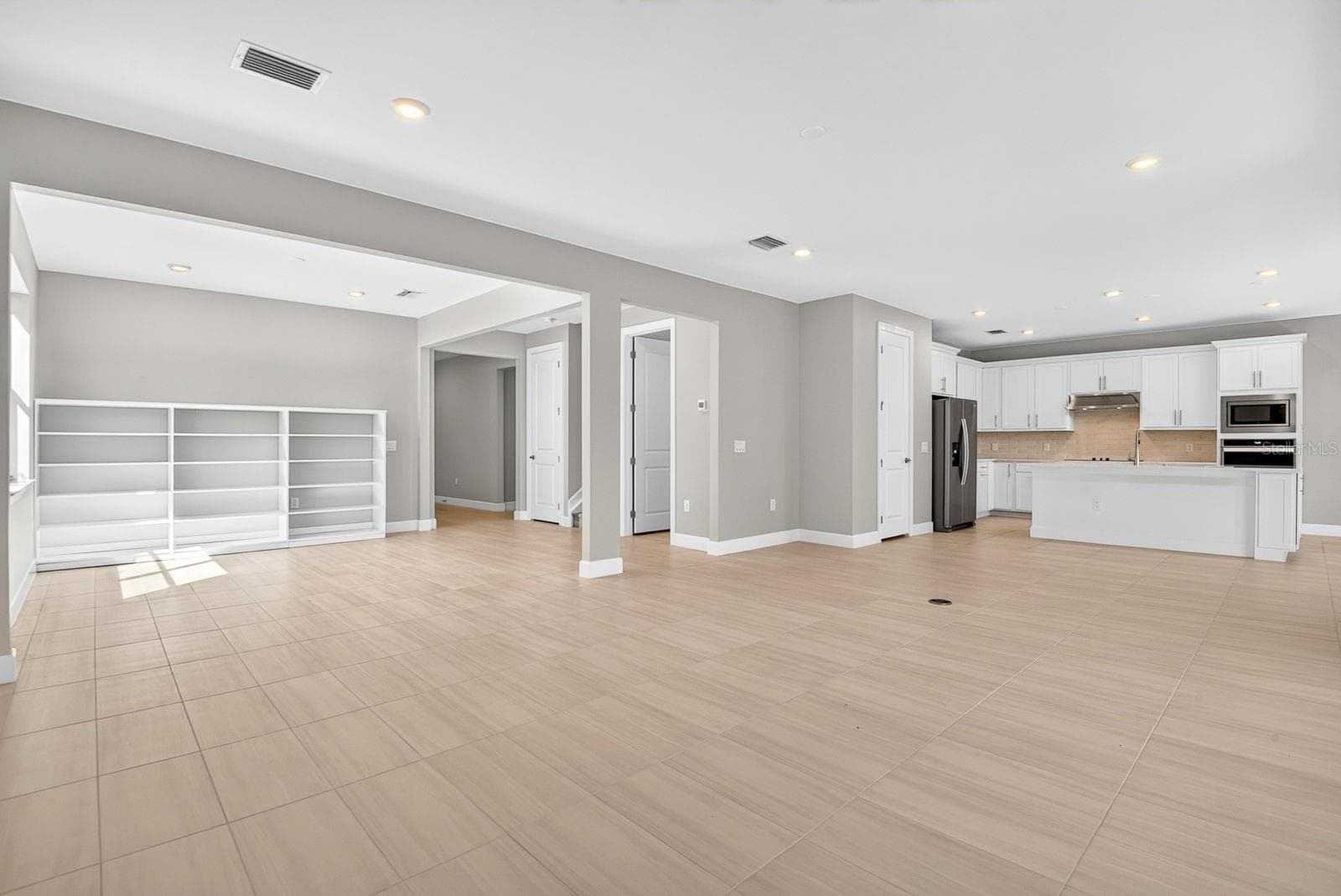 Kitchen and great room - 16320 HIDDEN OAK LOOP, BRADENTON