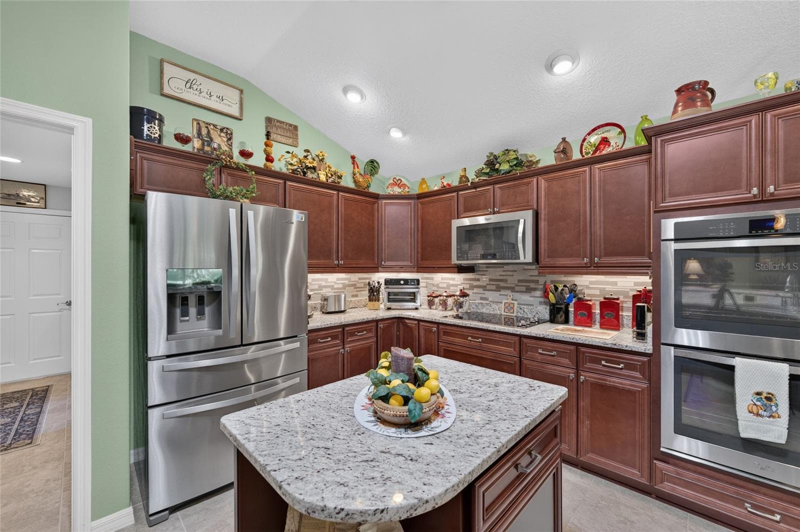 Beautiful cabinets with crown molding. - 3665 VALLEYBROOK WAY, THE VILLAGES