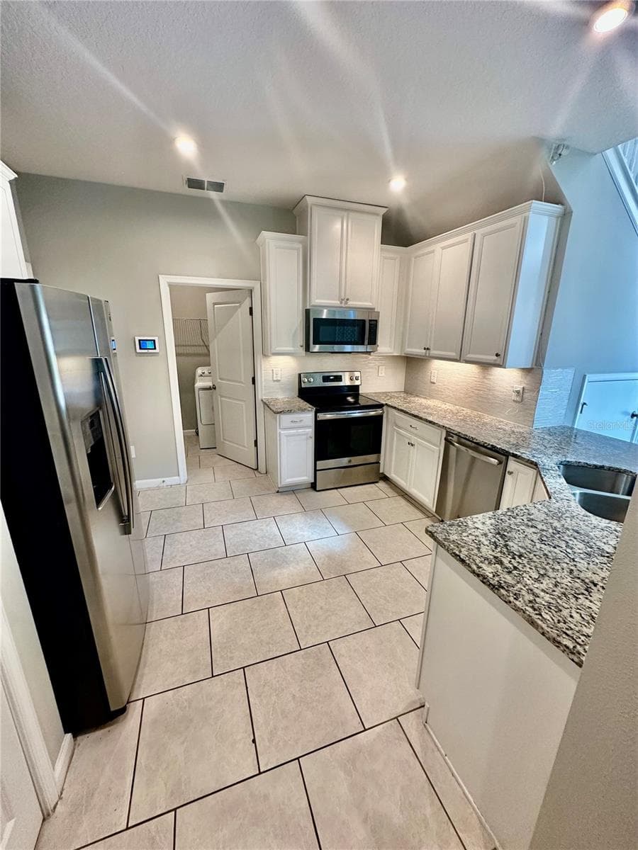 Townhouse at 2113 LACEFLOWER DR, BRANDON, photo 2 of 30