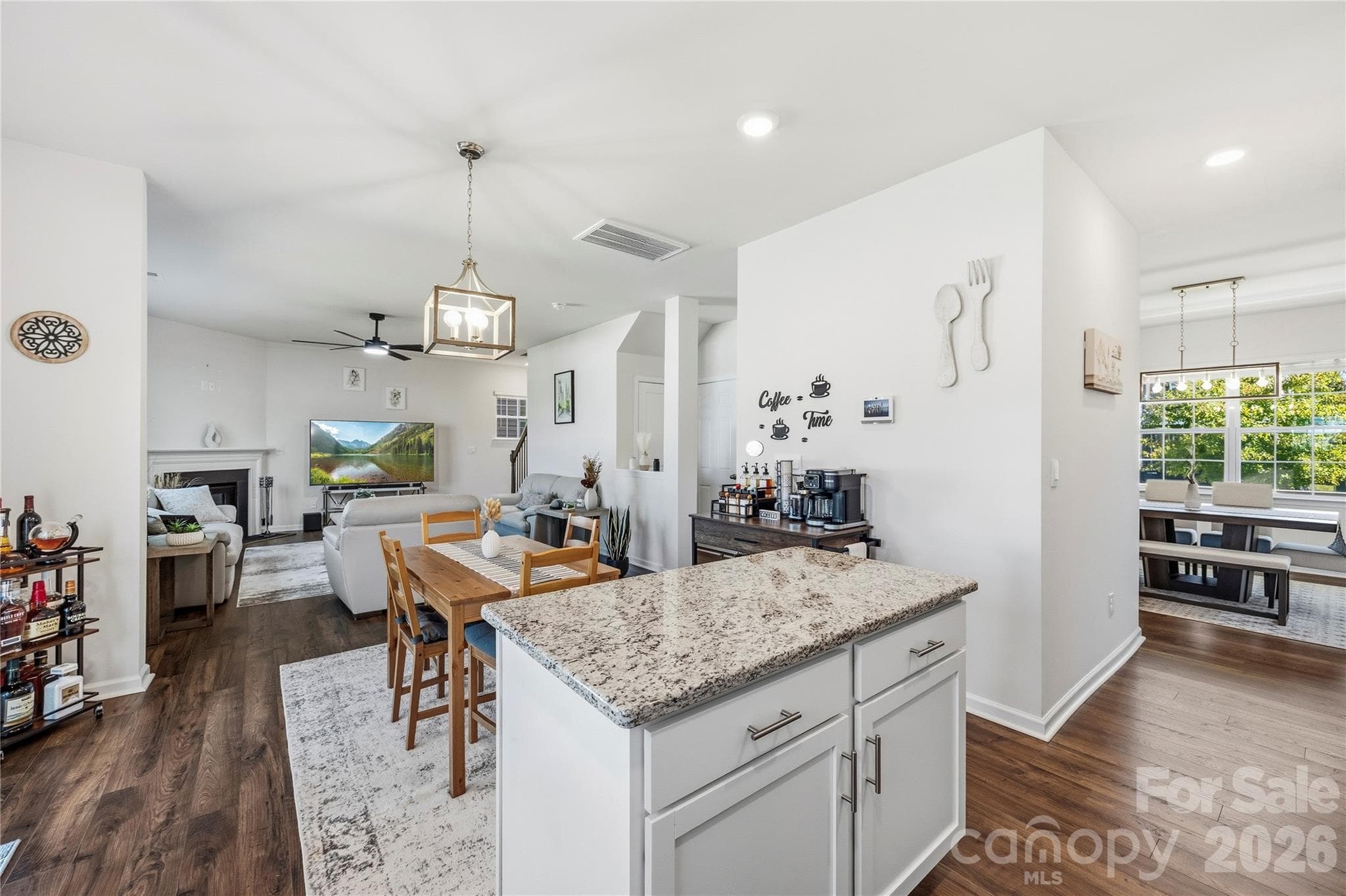 Open floor plan kitchen overlooking eat in kitchen and family room. - 9022 Poquoson Drive, Gastonia