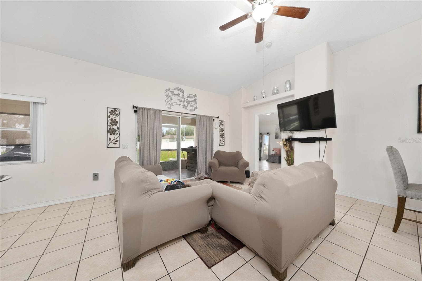 Living Area - 1133 CHICHESTER CT, KISSIMMEE