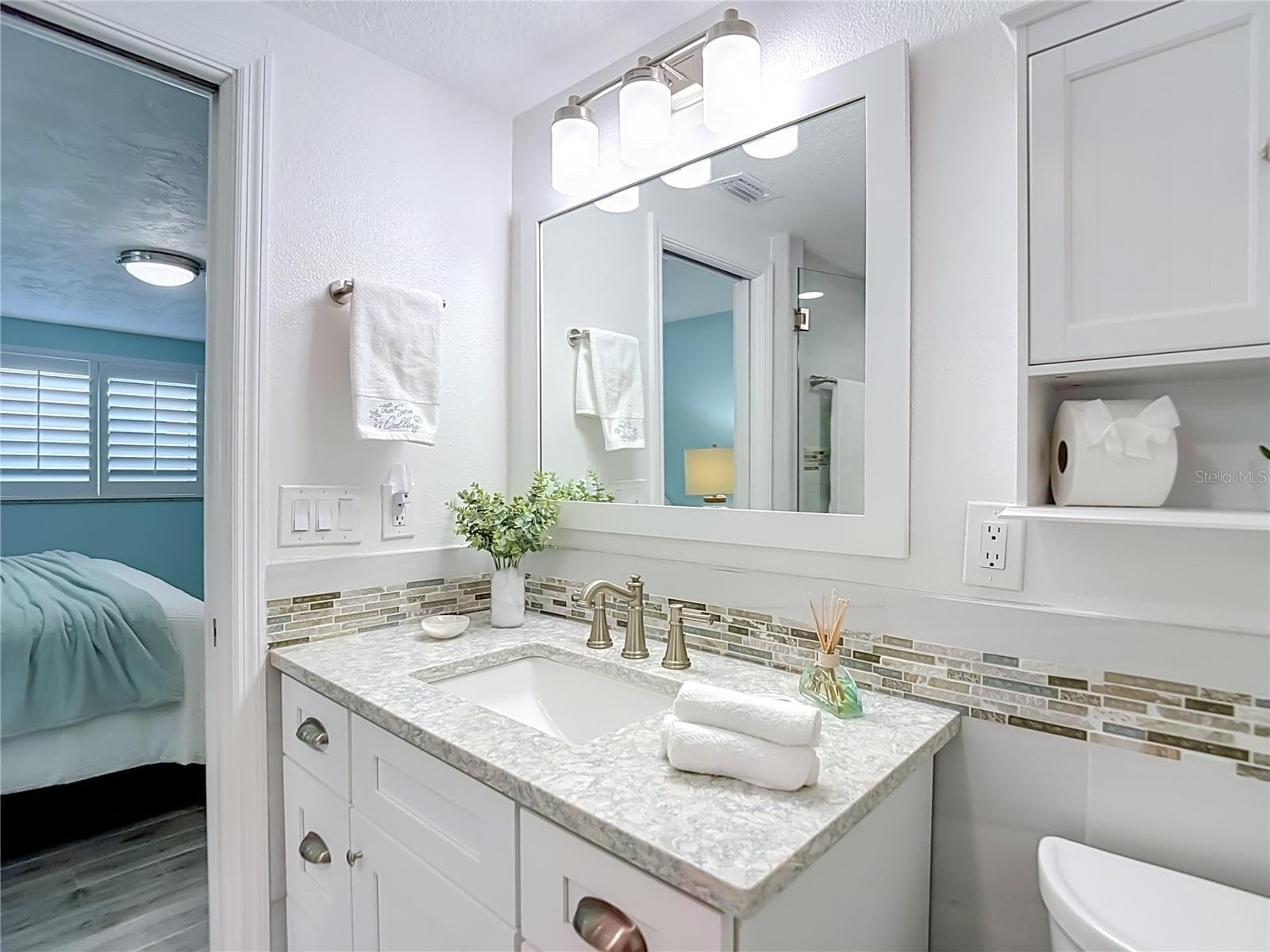 Main bathroom and walk in large shower - 4951 FORECASTLE DR, NEW PORT RICHEY