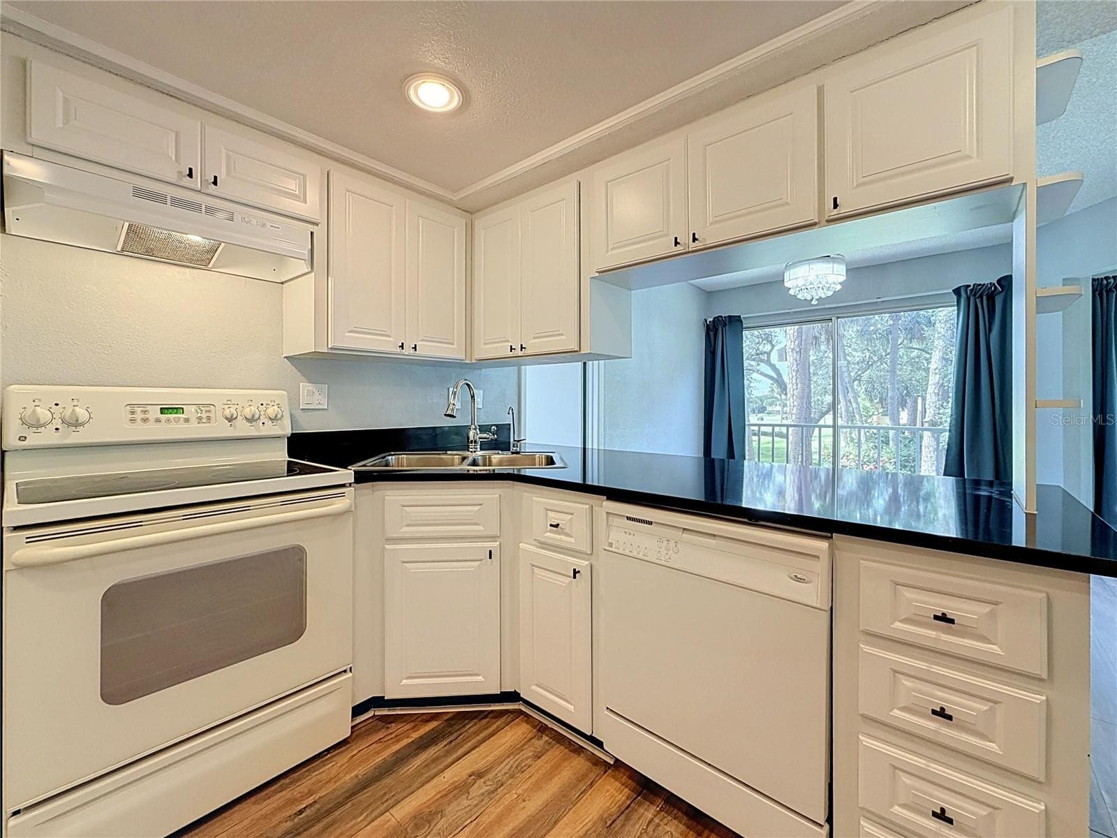 Light and Bright Kitched - 225 COUNTRY CLUB DR #E252, LARGO