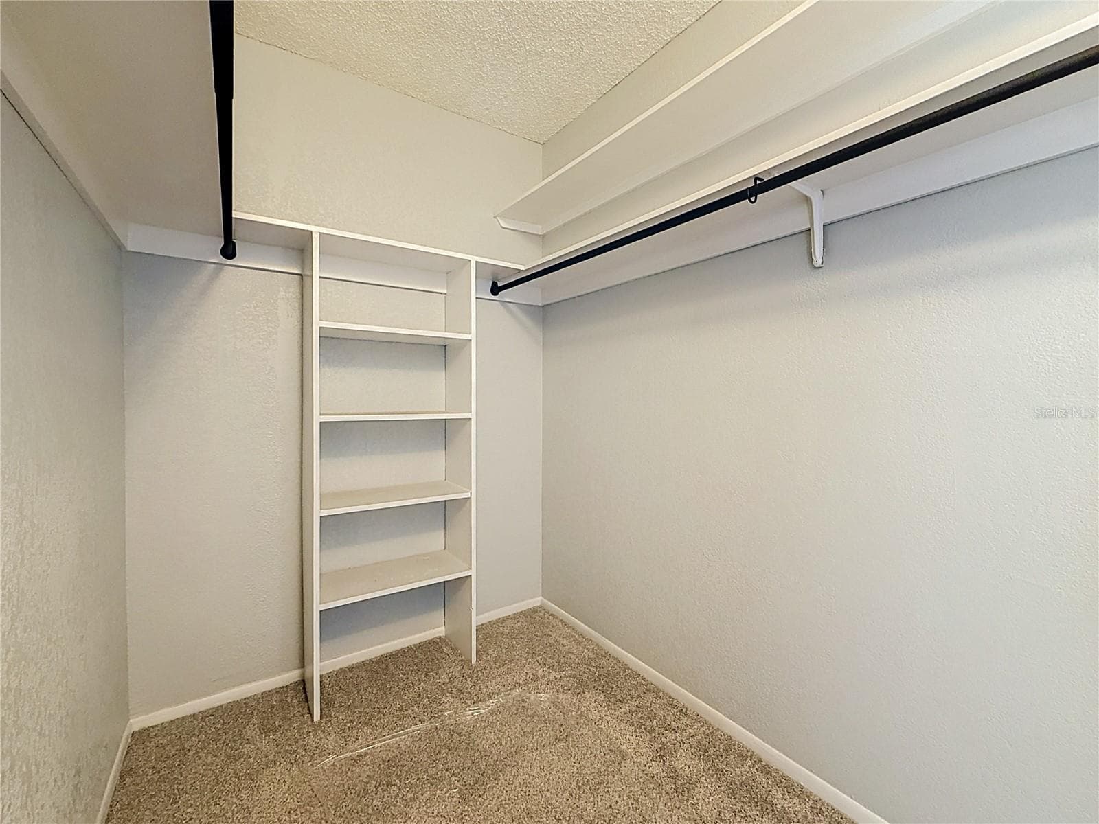 1 walk in closet - 225 COUNTRY CLUB DR #E252, LARGO