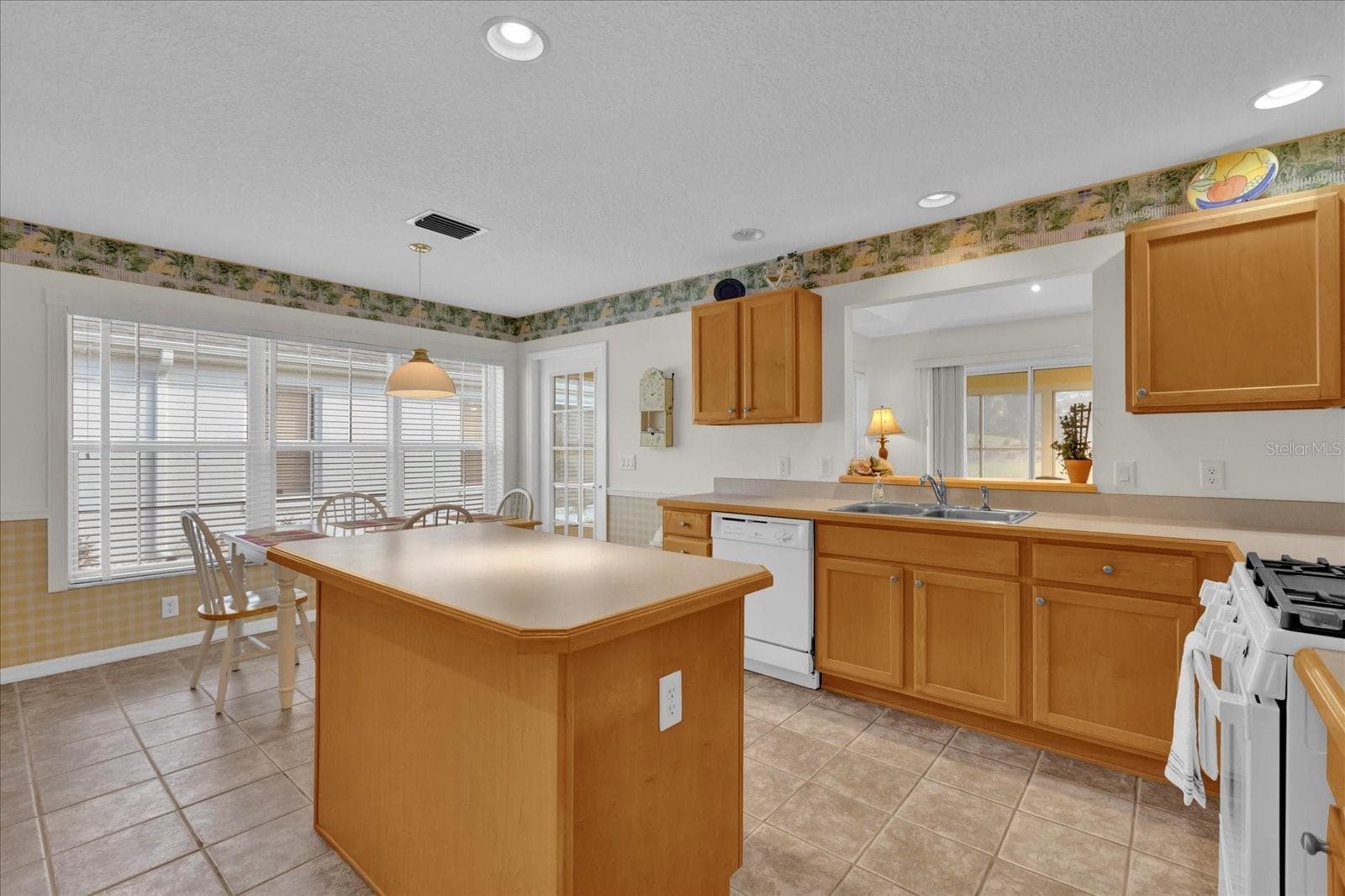Single Family Residence at 2409 TAMARINDO DR, THE VILLAGES, photo 11 of 40