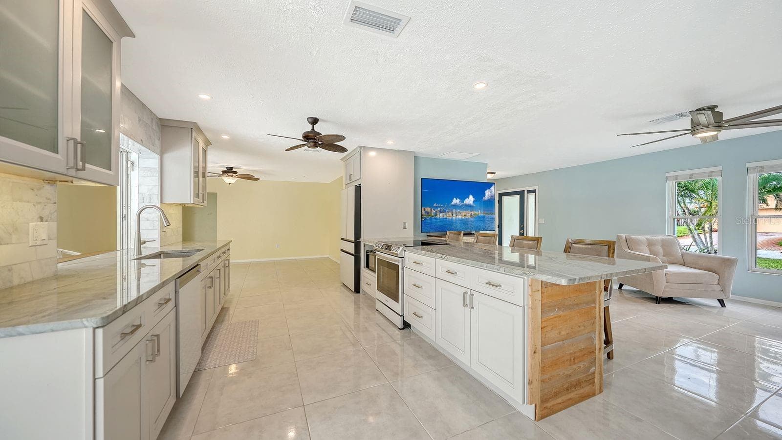 Kitchen and Living Room - 2295 PINE VIEW CIR, SARASOTA