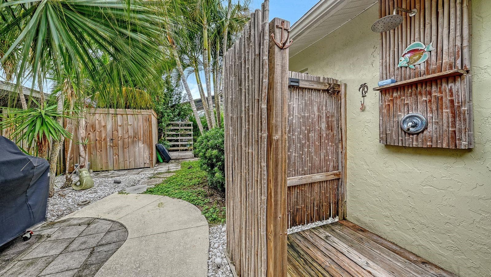 Outdoor Shower - 2295 PINE VIEW CIR, SARASOTA