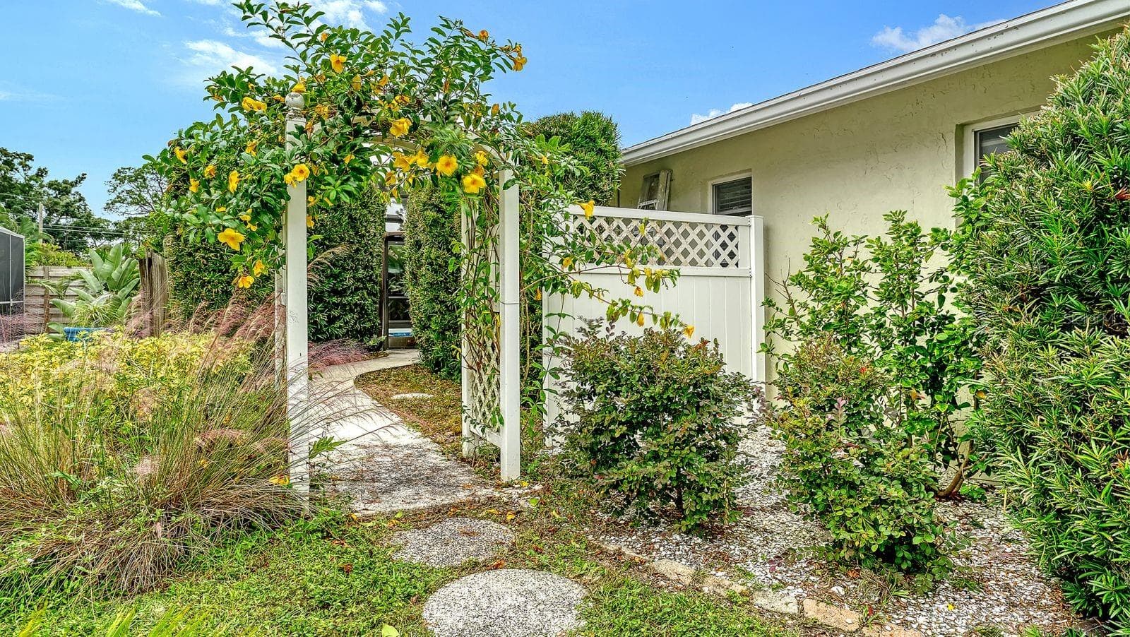 Nice landscaping! - 2295 PINE VIEW CIR, SARASOTA