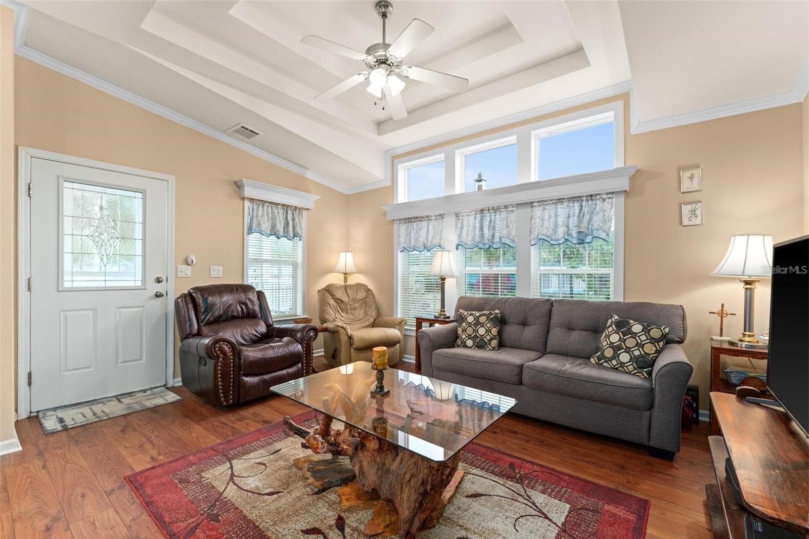 Living room with tray ceilings - 2417 VINDALE RD, TAVARES