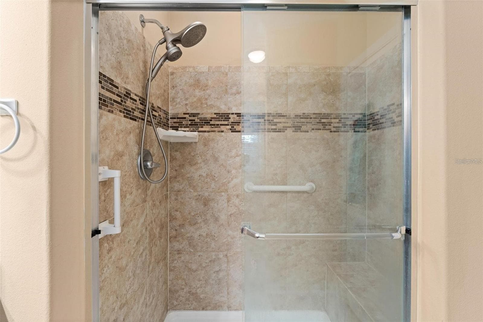 Walk-in shower - 2417 VINDALE RD, TAVARES