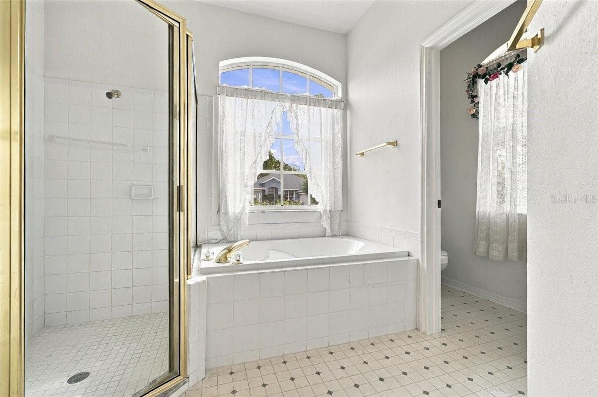 PRIMARY ENSUITE BATH - 1731 BROOKSTONE WAY, PLANT CITY