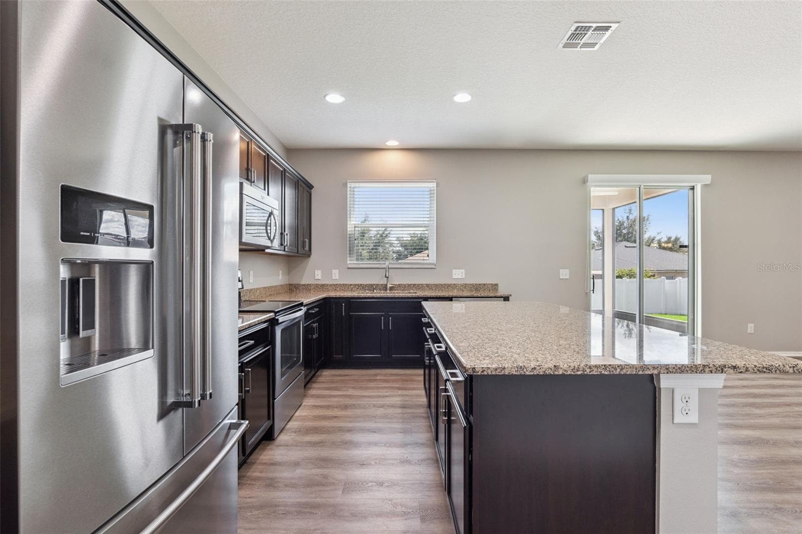 Gourmet kitchen overlooking gorgeous backyard - 13612 LARANJA ST, CLERMONT
