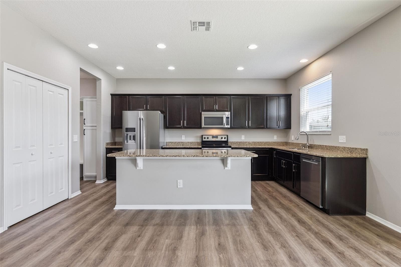 Gourmet kitchen offering ample cabinet & counter space - 13612 LARANJA ST, CLERMONT