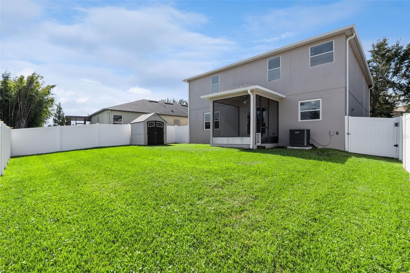 Gorgeous large backyard accented by vinyl fence - 13612 LARANJA ST, CLERMONT