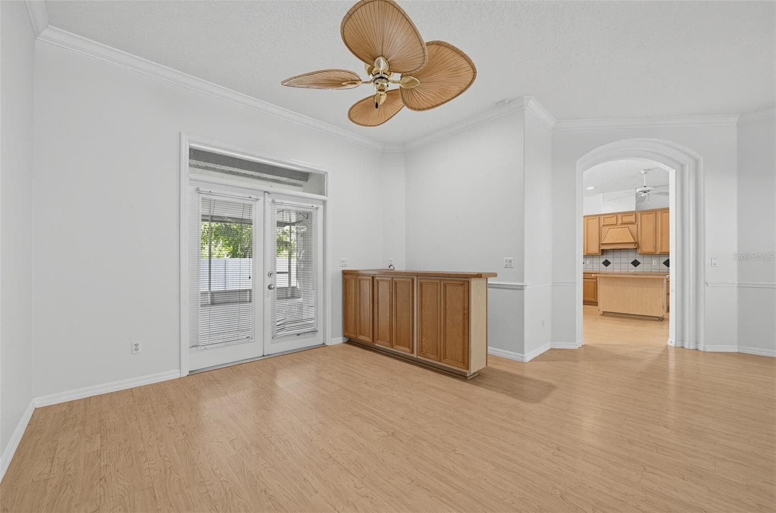 DRY BAR RIGHT OFF THE LANAI AND FROMAL DINING ROOM. GREAT FOR HOSTING. - 13838 RIVERPATH GROVE DR, ORLANDO