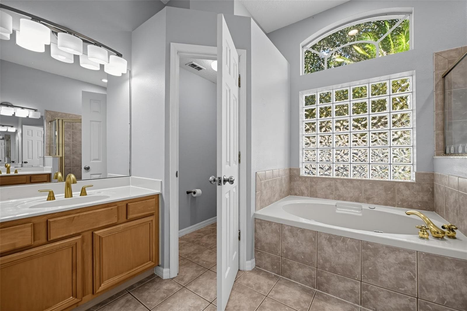 SEPARATE WATER CLOSET FOR PRIVACY AND SEPARATE HIS & HER SINKS. - 13838 RIVERPATH GROVE DR, ORLANDO