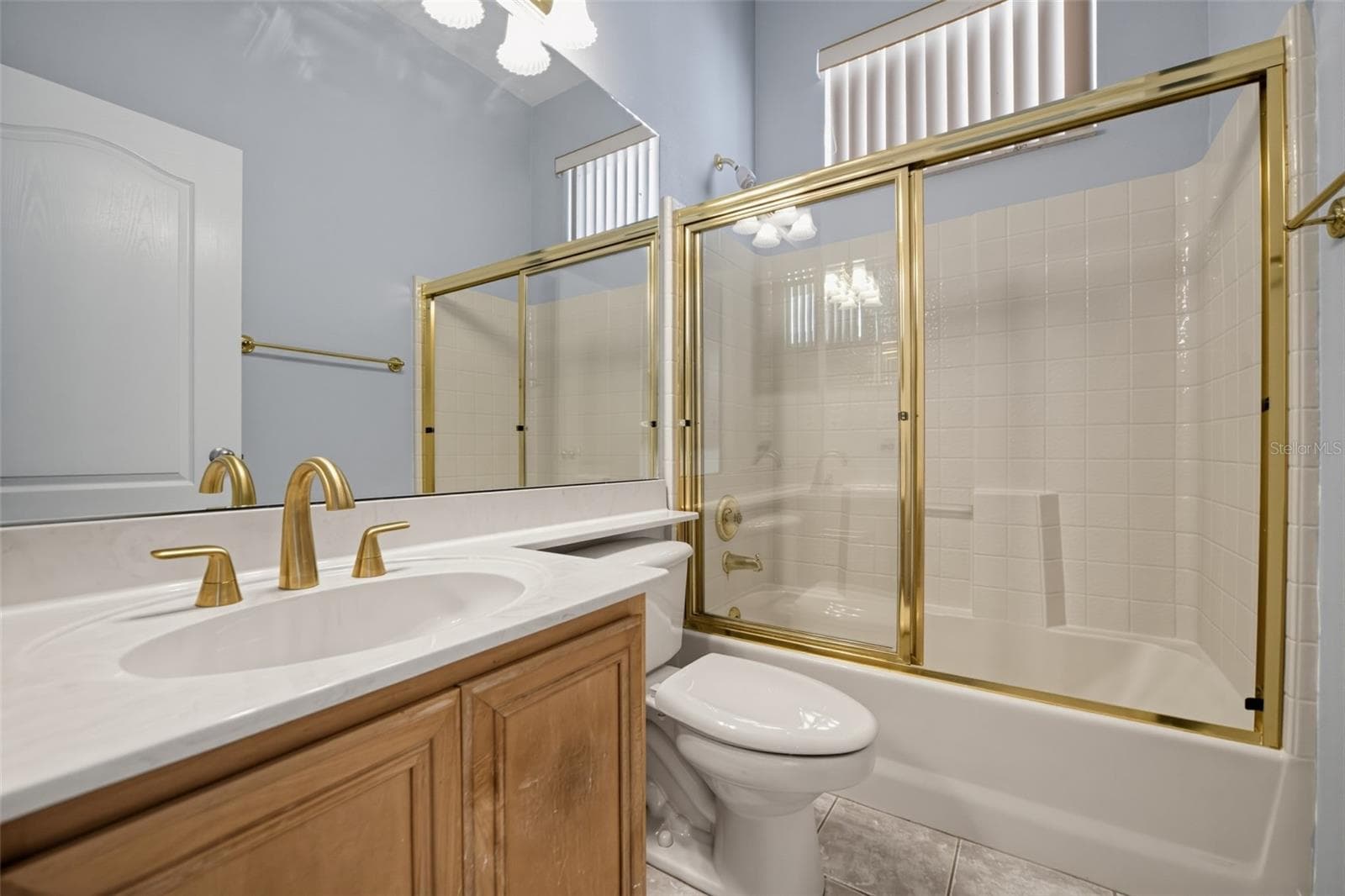GUEST BATH SITUATED BETWEEN BEDROOM 2 AND 3. LOCATED IN PRIVATE HALLWAY. - 13838 RIVERPATH GROVE DR, ORLANDO