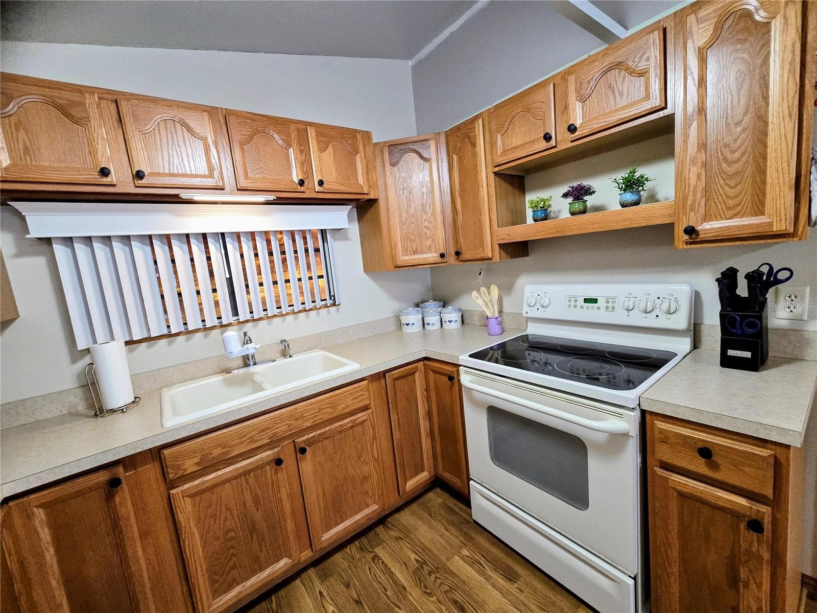 Manufactured Home at 39326 HOMECREST DR, ZEPHYRHILLS, photo 6 of 33
