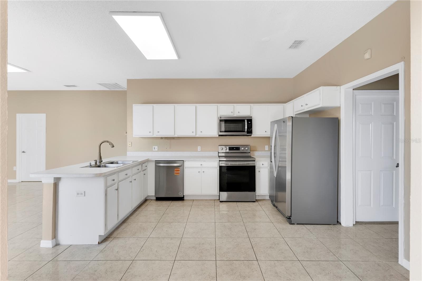 Single Family Residence at 101 BLACKPOOL WAY, KISSIMMEE, photo 8 of 26