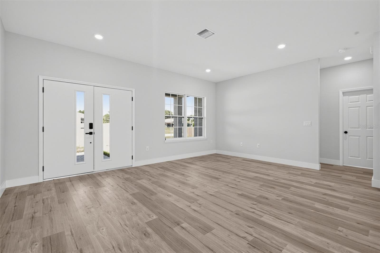 Single Family Residence at 806 LOLA DR, SEBRING, photo 9 of 38