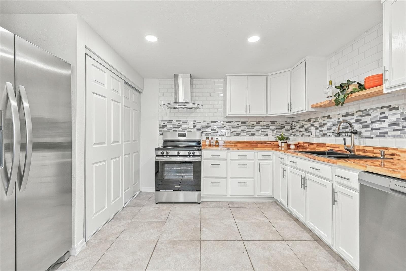 Single Family Residence at 4544 W MINNEHAHA ST, TAMPA, photo 5 of 39