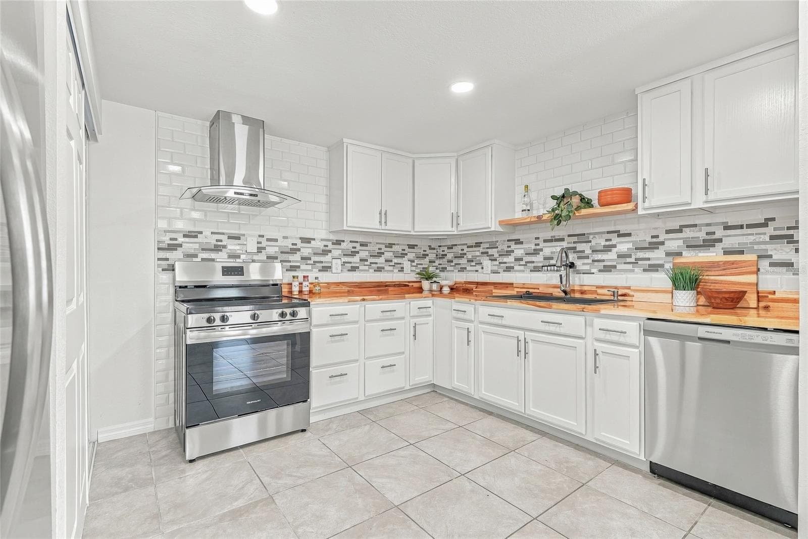 Single Family Residence at 4544 W MINNEHAHA ST, TAMPA, photo 6 of 39