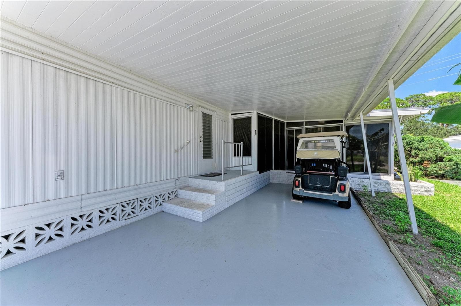 Mobile Home at 4924 OAKLAND HILLS AVE, SARASOTA, photo 4 of 85