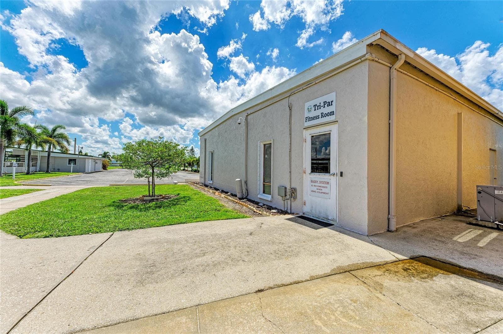 Community fitness room - 4924 OAKLAND HILLS AVE, SARASOTA