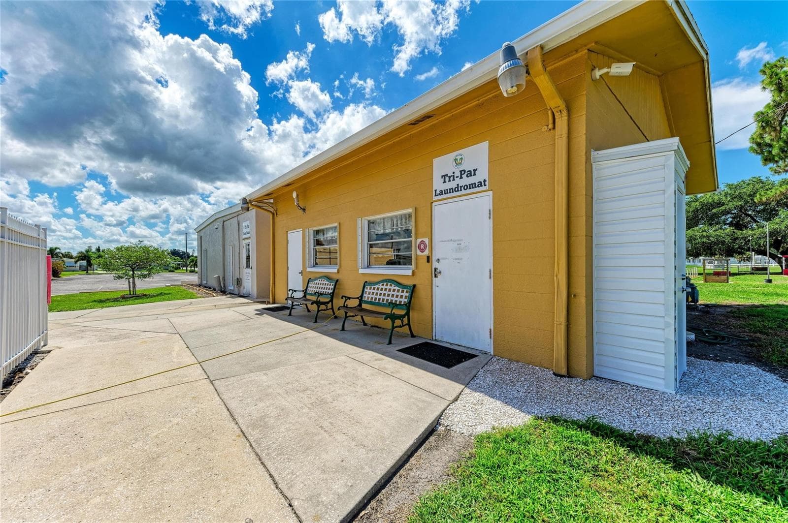 Community laundromat - 4924 OAKLAND HILLS AVE, SARASOTA